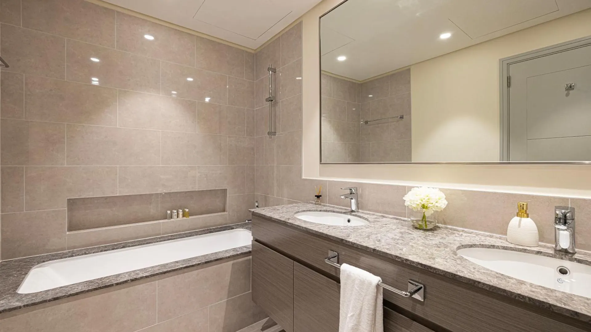 Magnificent - Cozy 2 Bhk Retreat In Downtown Dubai Apartment