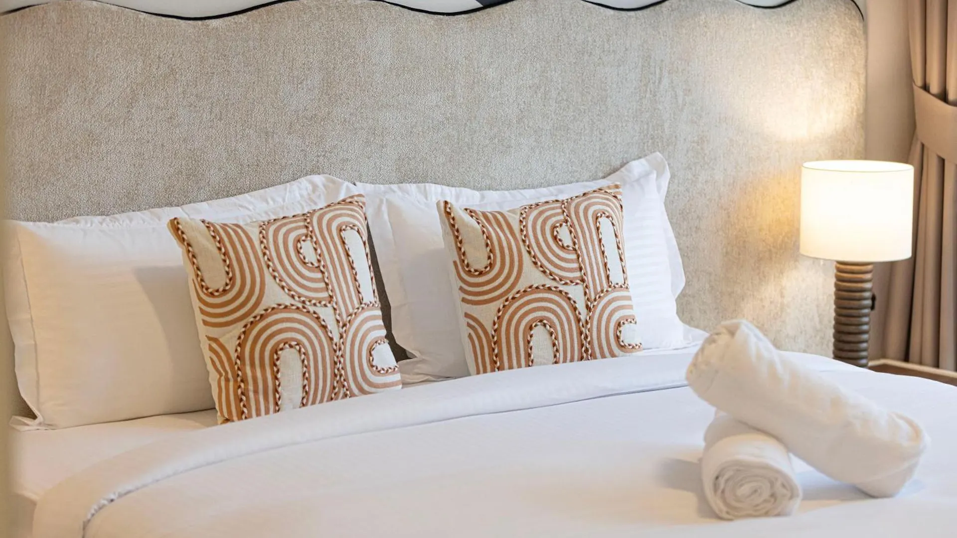Magnificent - Cozy 2 Bhk Retreat In Downtown Dubai Apartment